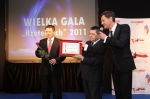 Prezes Z. Jarzyna, Prezes R. Składowski oraz K. Ibisz prezentują jeden z Certyfikatów